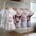 2025 여름 여자아이 캐주얼 의류 세트 만화 프린트 어린이 쿠로미 티셔츠 스커트 2종 세트 아동 통기성 의상 야외 활동복 - 이미지 4